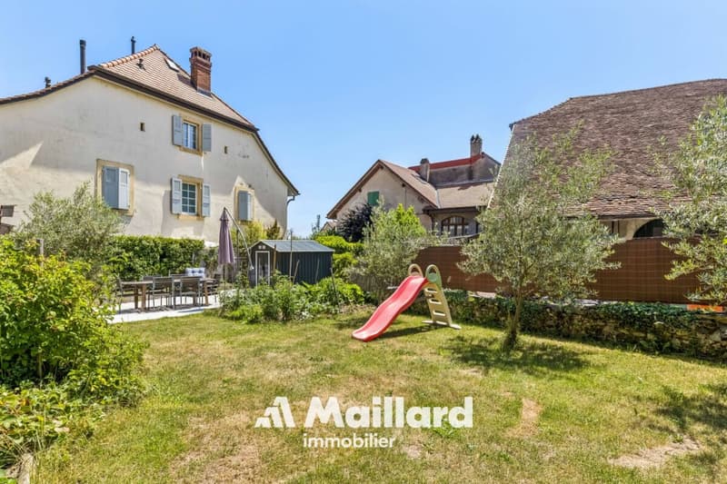 Spacious duplex with private garden and parking spaces (20)