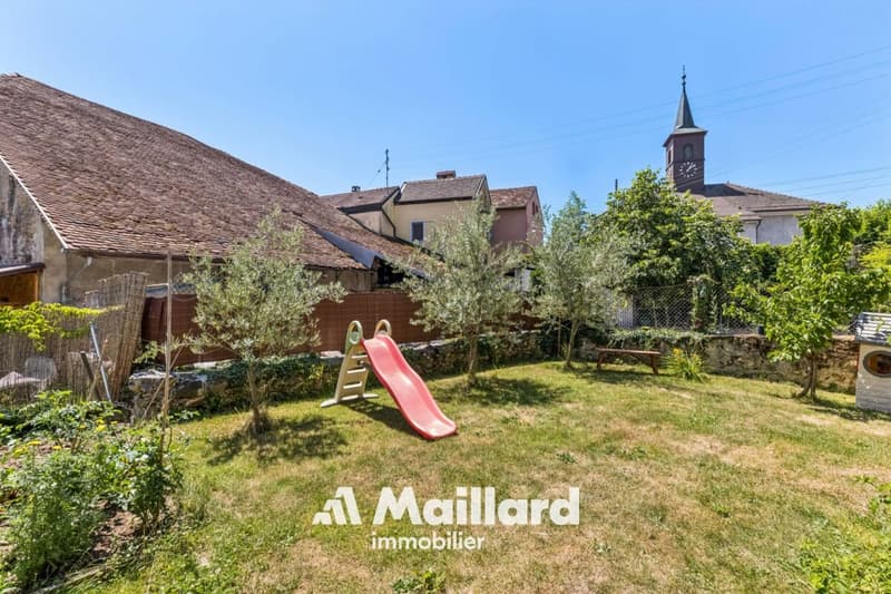 Spacious duplex with private garden and parking spaces (21)