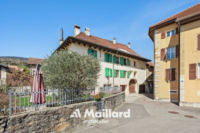 6.5 pièces de 200 m² avec balcon tropézien et vue lac (1)