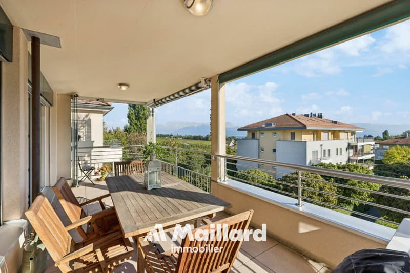 Spacieux et lumineux appartement de 5.5 pièces idéalement situé avec belles échappées sur le lac (8)