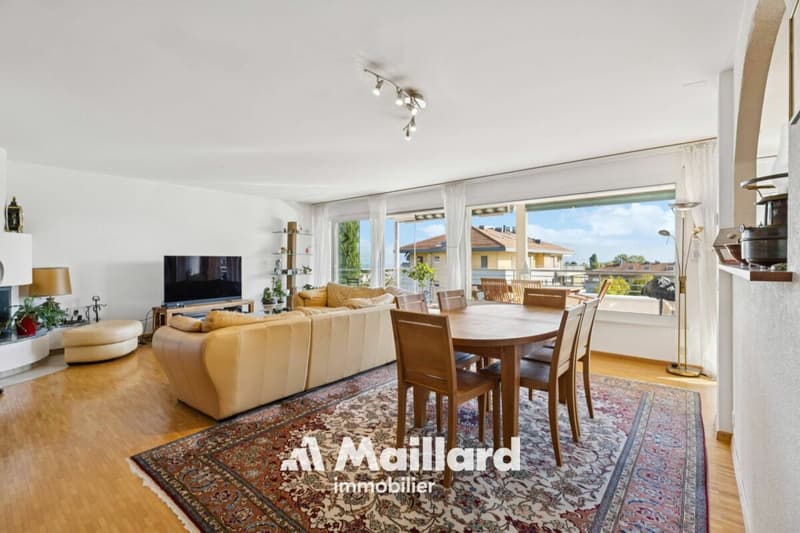 Spacieux et lumineux appartement de 5.5 pièces idéalement situé avec belles échappées sur le lac (6)