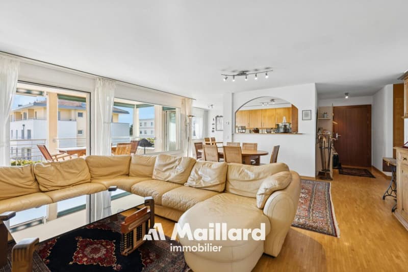 Spacieux et lumineux appartement de 5.5 pièces idéalement situé avec belles échappées sur le lac (4)