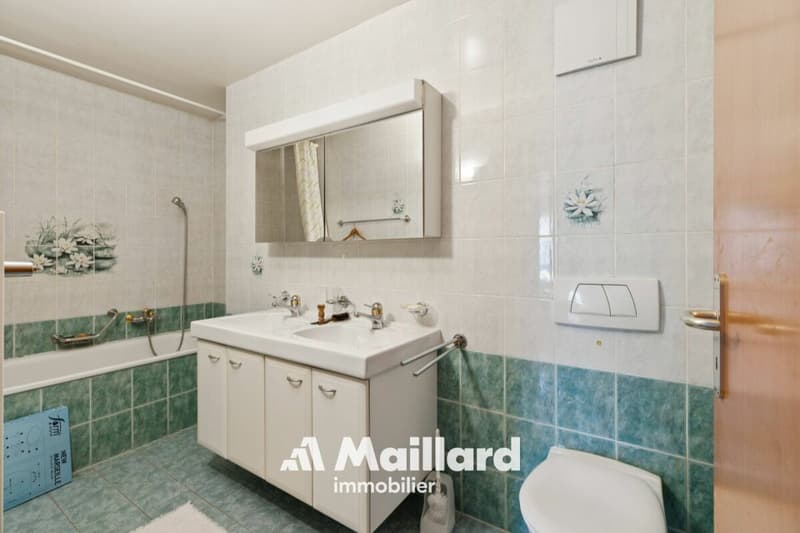 Spacieux et lumineux appartement de 5.5 pièces idéalement situé avec belles échappées sur le lac (12)