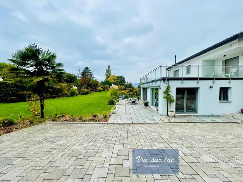 Contemporary individual villa on a beautiful and large plot (4)
