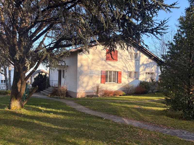 Charming villa with 2 apartments and large tree-lined garden (2)