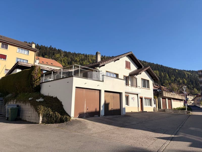 Family house with offices, garages and great potential for renovation (3)