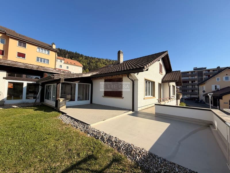 Family house with offices, garages and great potential for renovation (4)