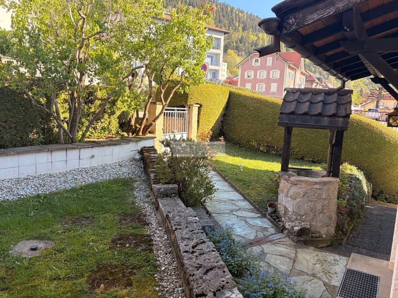 Family house with offices, garages and great potential for renovation (2)