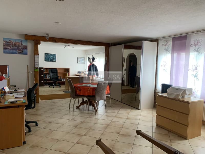 Family house with offices, garages and great potential for renovation (12)