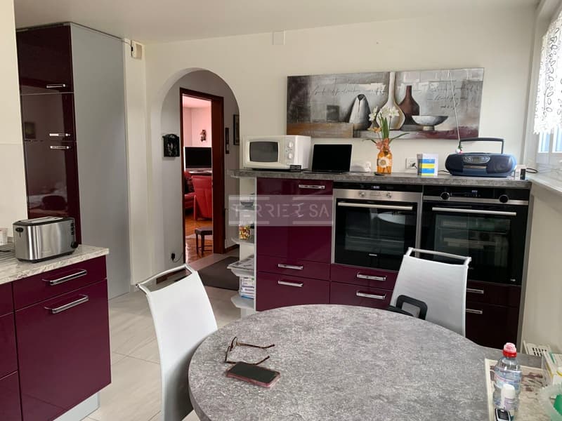 Family house with offices, garages and great potential for renovation (9)