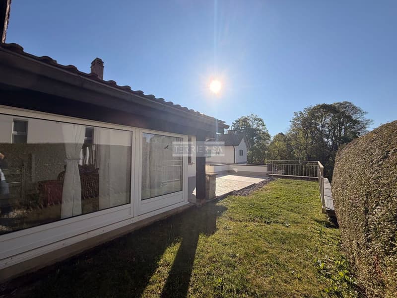Family house with offices, garages and great potential for renovation (5)