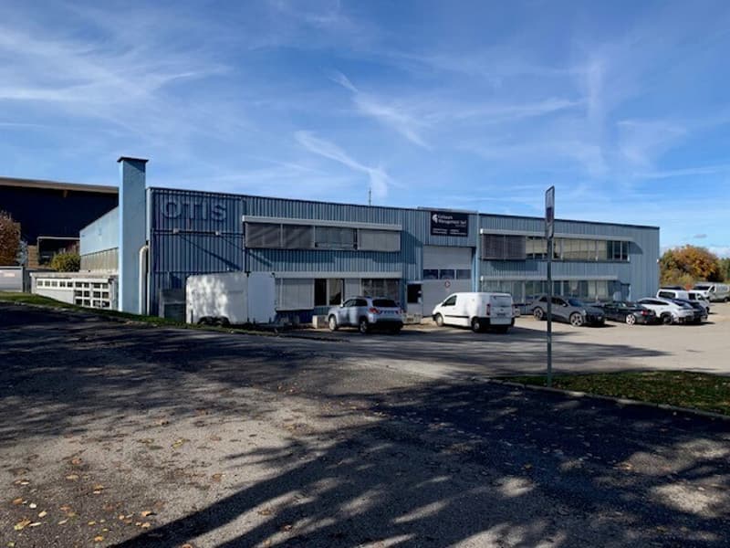 Bureaux administratifs en zone industrielle (2 minutes de l'autoroute) (1)