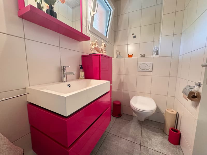 Geräumige 2.5-Zimmer-Wohnung mit Möbeln in Villa mit Terrasse und Garten (8)