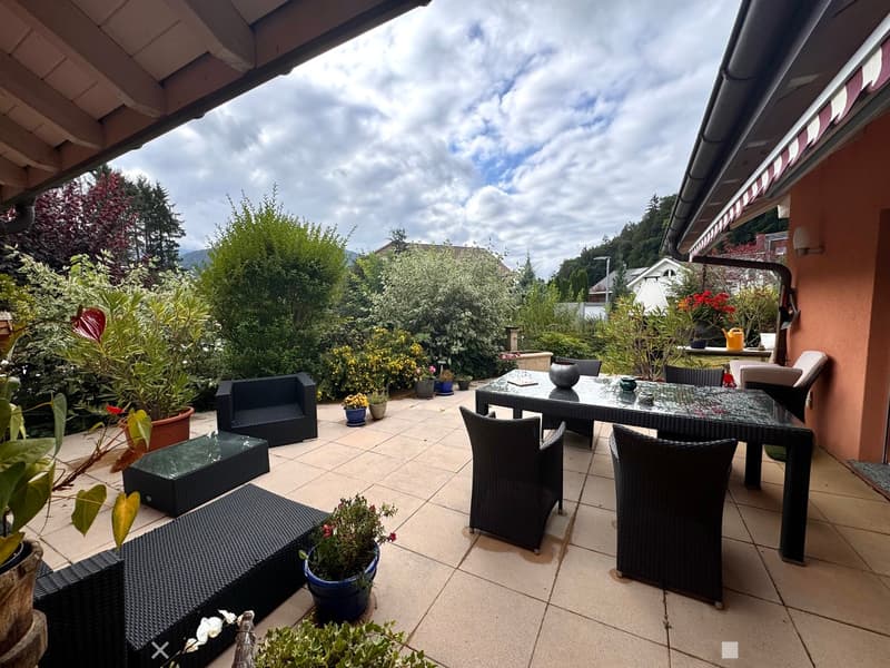 Geräumige 2.5-Zimmer-Wohnung mit Möbeln in Villa mit Terrasse und Garten (4)