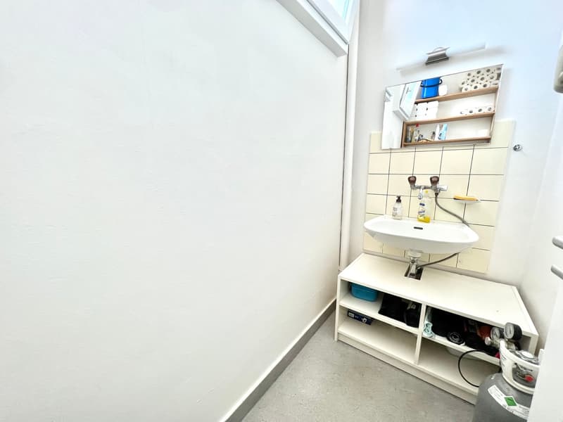 Spacieux bureaux sur 2 étages proche des commodités (11)