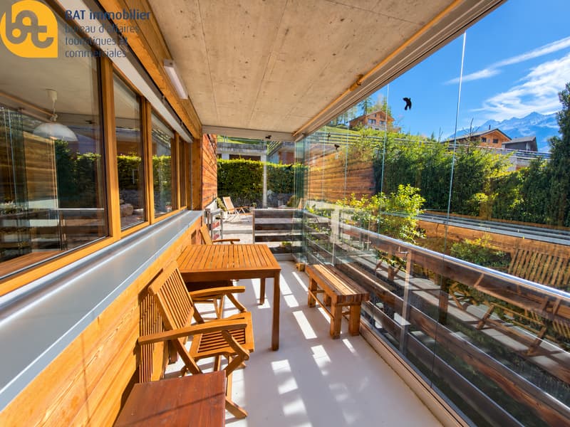 Véranda vitrée avec vue alpine