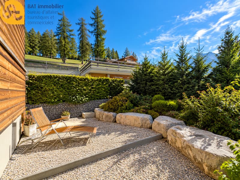 Terrasse ensoleillée d'un chalet alpin-2
