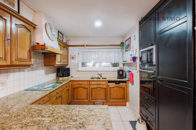 Semi-detached corner house with 6.5 rooms, garage, 4 parking spaces (6)