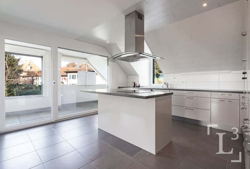 Cuisine ouverte équipée / Open-plan kitchen