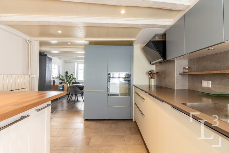 Cuisine ouverte équipée / Open-plan kitchen