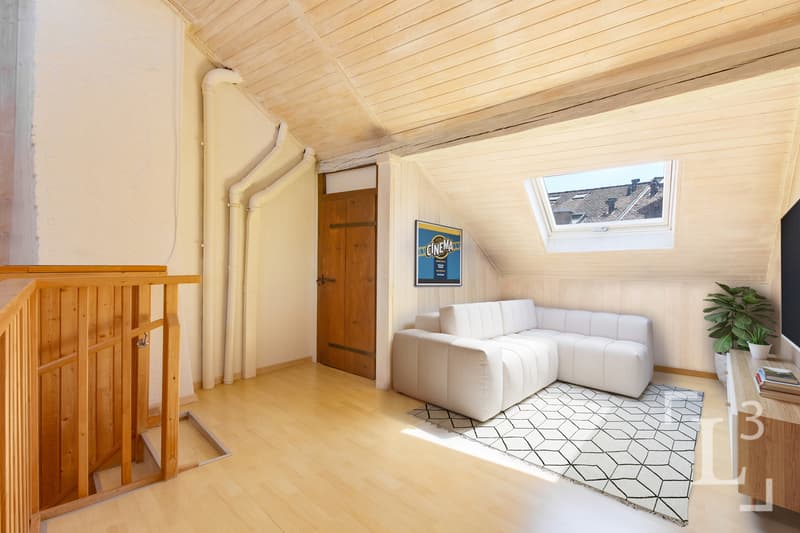 Espace disponible en attique d'env. 30 m2 (Homestaging, mobilier uniquement!) / Available attic space of approx. 30 m2 (Homestaging, furniture only!)