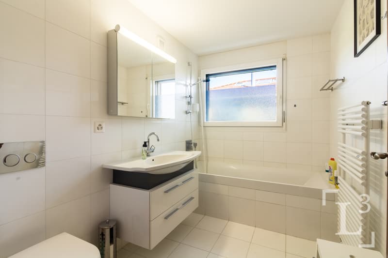 Salle de bain (étage) / Bathroom (upstairs)