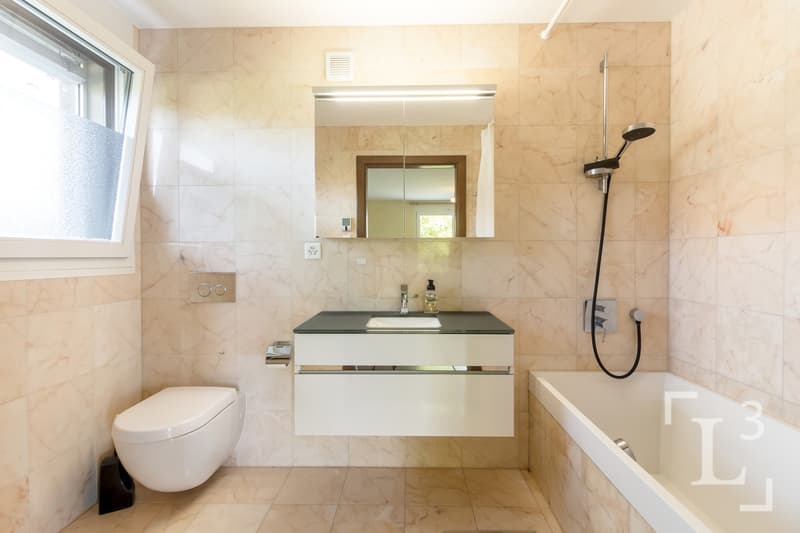 Salle de bain (Suite parentale) / Bathroom (Master Suite)