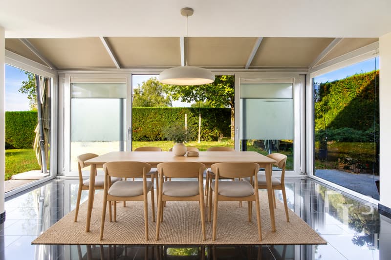 Jardin d'hiver/salle à manger (Homestaging : mobilier uniquement) / Winter Garden/Dining Room (Home Staging: Furniture Only)