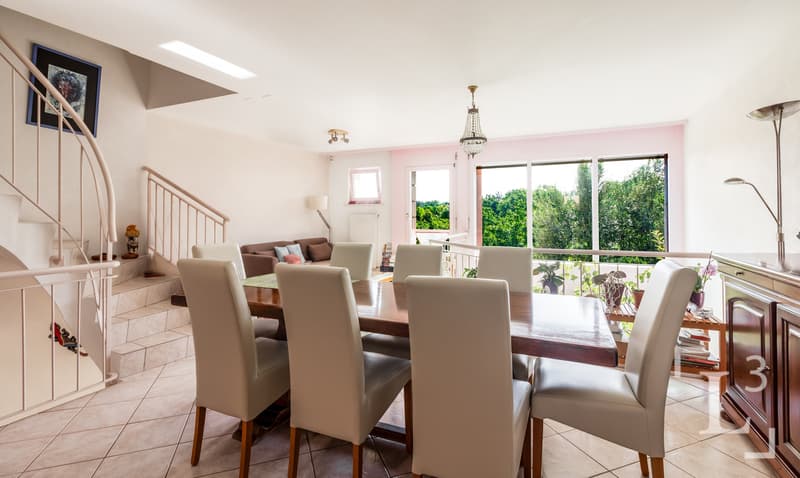 Salle à manger (Rez supérieur) / Dining Room (Upper Ground Floor)