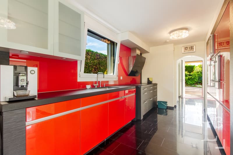 Cuisine semi-ouverte équipée  / Fully equipped semi-open kitchen