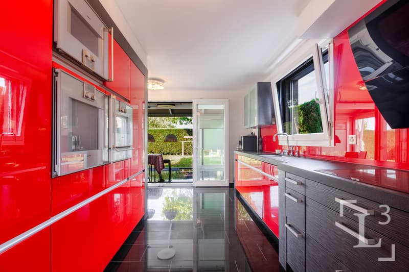 Cuisine semi-ouverte équipée  / Fully equipped semi-open kitchen