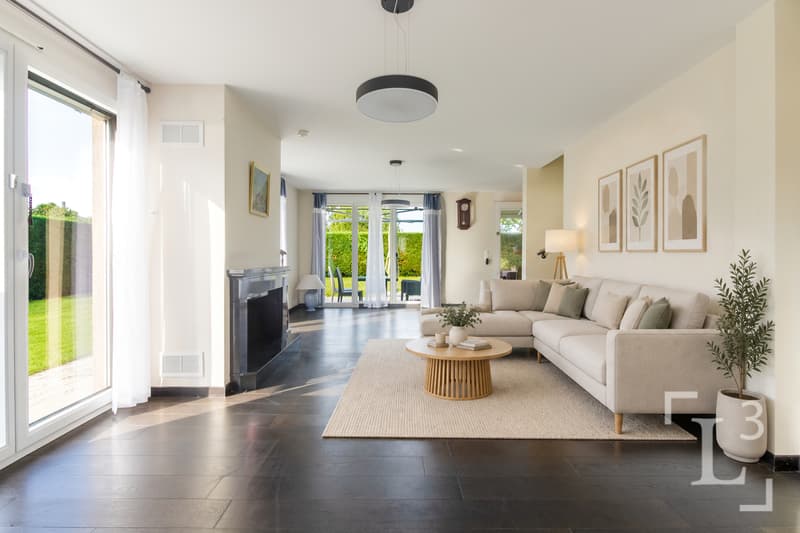 Séjour avec cheminée (Home staging : mobilier uniquement)  / Living room with a fireplace (Home staging: furniture only)