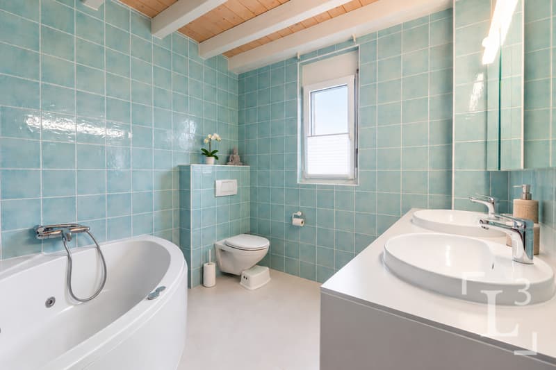 Salle de bain suite parentale (rez) / Master suite bathroom (ground floor)