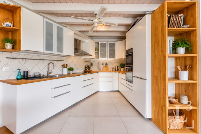 Cuisine équipée ouverte / Open-concept, fully equipped kitchen