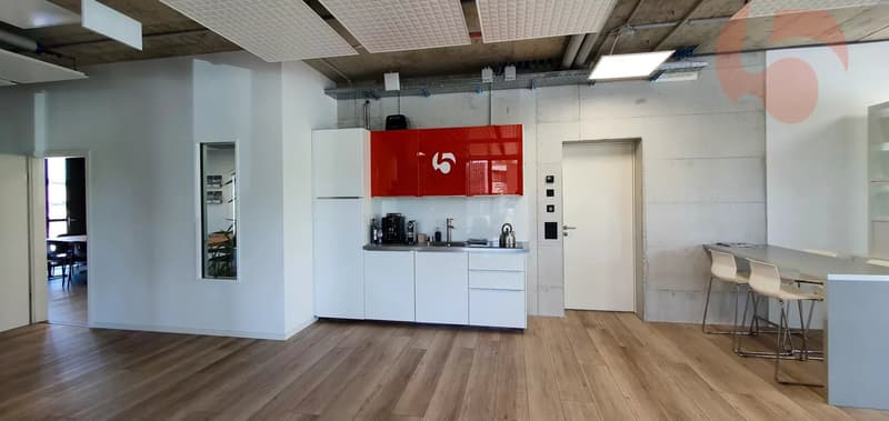 34 m2 office equipped for 2-3 workstations with shared conference room, kitchen, WC, reception (6)