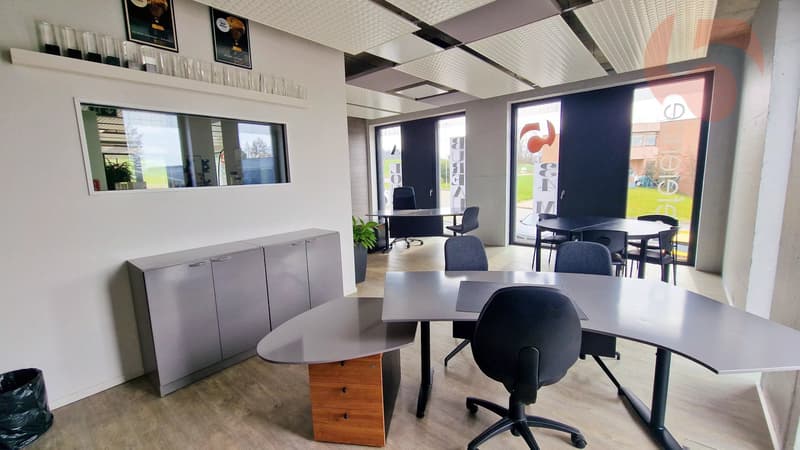 34 m2 office equipped for 2-3 workstations with shared conference room, kitchen, WC, reception (2)