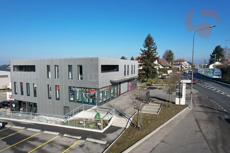 34 m2 office equipped for 2-3 workstations with shared conference room, kitchen, WC, reception (8)