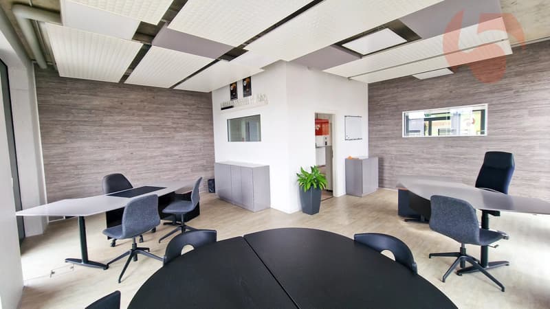 34 m2 office equipped for 2-3 workstations with shared conference room, kitchen, WC, reception (3)