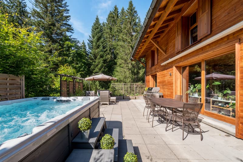 LES PACCOTS - MAGNIFIQUE CHALET DE 7.5 PIECES (1)