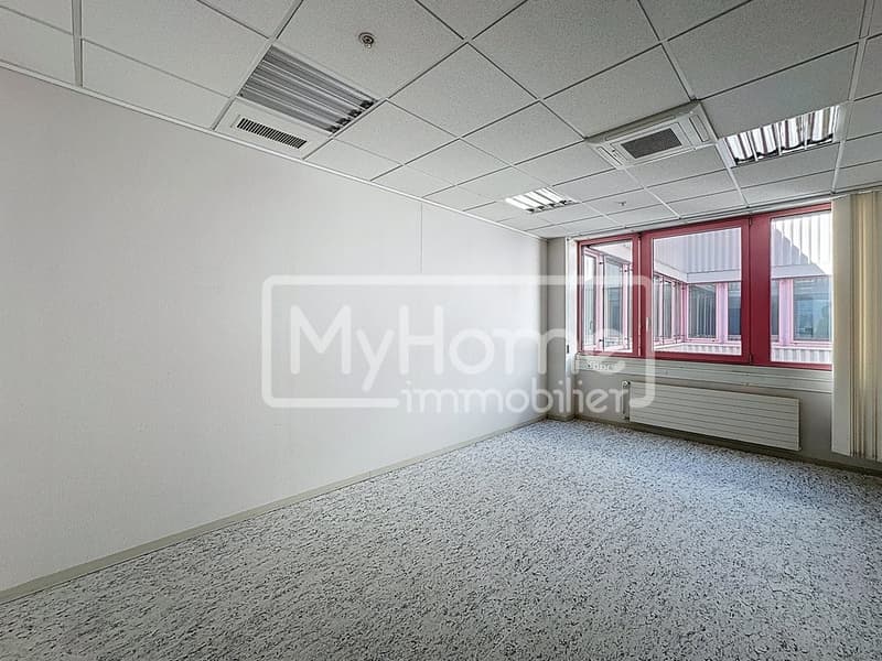 Ampio locale di 805 m2 con più di 8 locali a Lonay (5)