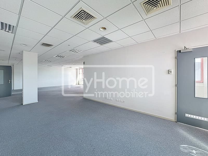 Ampio locale di 805 m2 con più di 8 locali a Lonay (4)