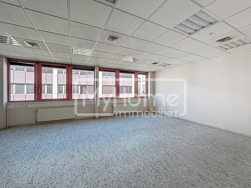 Ampio locale di 805 m2 con più di 8 locali a Lonay (10)