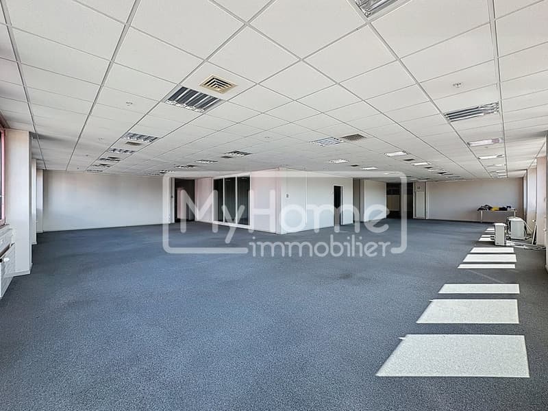 Ampio locale di 805 m2 con più di 8 locali a Lonay (11)