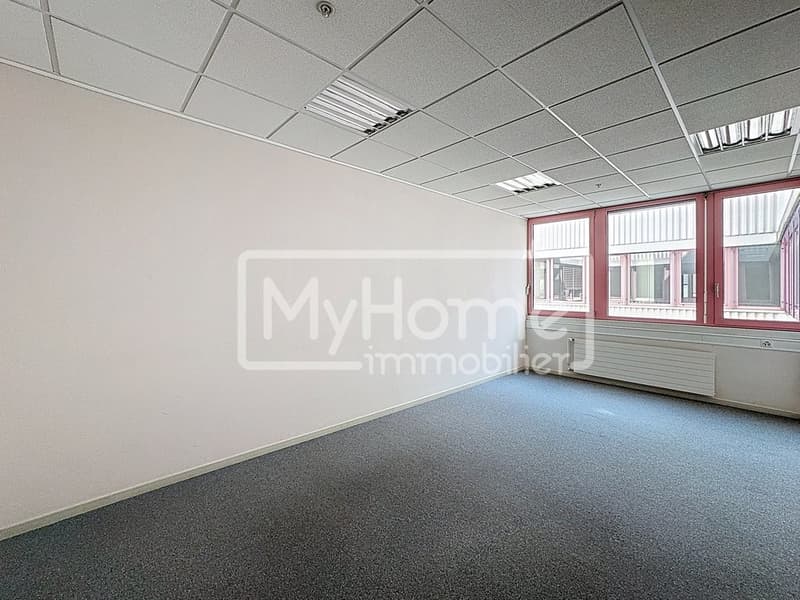 Ampio locale di 805 m2 con più di 8 locali a Lonay (2)