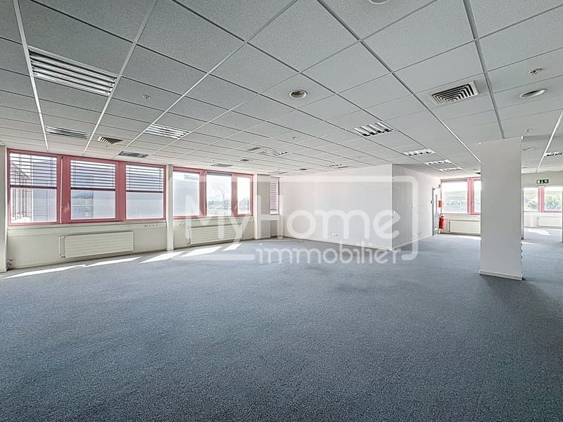 Ampio locale di 805 m2 con più di 8 locali a Lonay (6)