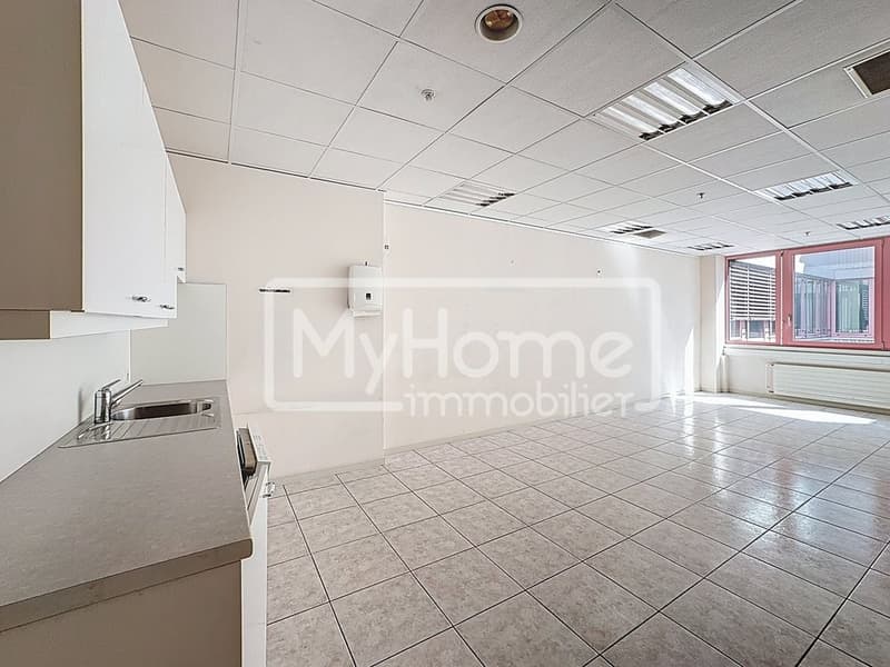 Ampio locale di 805 m2 con più di 8 locali a Lonay (1)