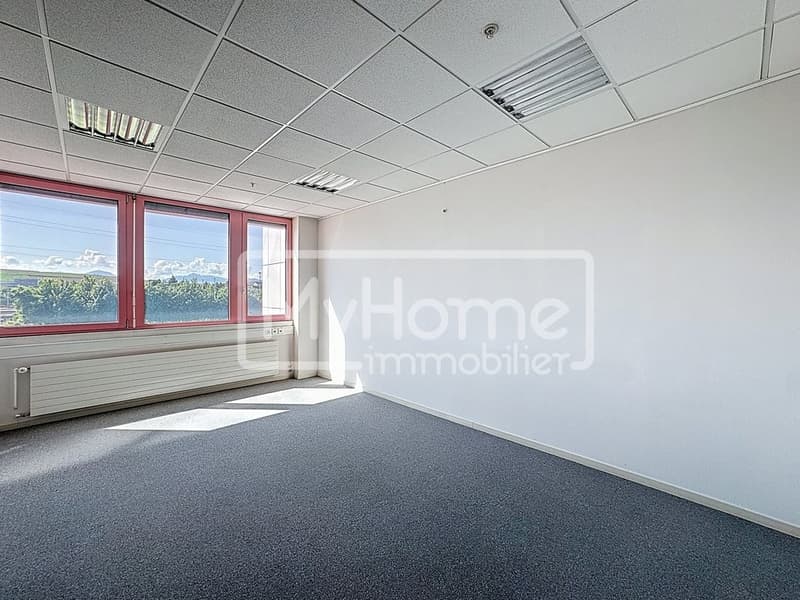 Ampio locale di 805 m2 con più di 8 locali a Lonay (3)