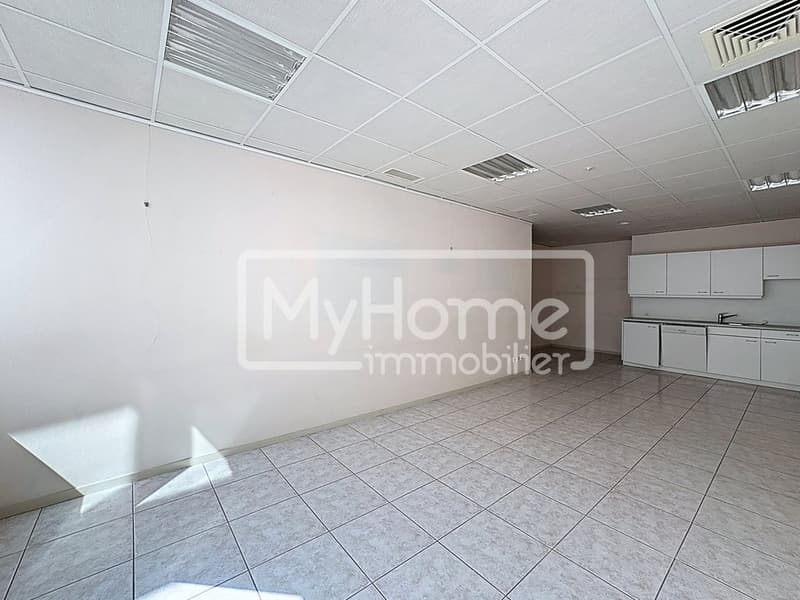 Ampio locale di 805 m2 con più di 8 locali a Lonay (12)