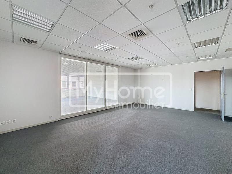 Ampio locale di 805 m2 con più di 8 locali a Lonay (8)