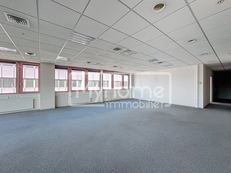 Ampio locale di 805 m2 con più di 8 locali a Lonay (9)